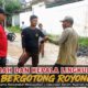 “Lurah Bakaran Batu Sukri Alam Siregar Turun Langsung Bersihkan Parit, Ajak Warga Gotong Royong”