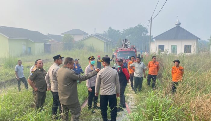 Gerak Cepat Polres Labuhanbatu  Padamkan Kebakaran Lahan di Perumahan Puncak Panatapan