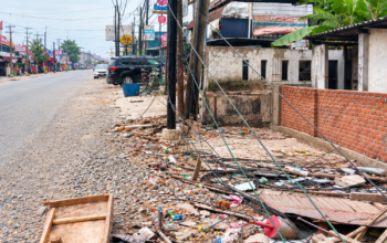 Penggusuran PKL di Jl. SM Raja Kel. Bakaran Batu Tuai Protes, Pedagang Merasa Dipilah-pilah: Ruko Tutup Parit Tak Ditindak*
