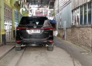 Jalan Evakuasi Disamping Toko Rimbun Dijadikan Parkil Mobil Mewah