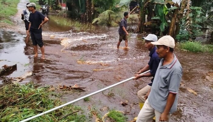 Luapan Air Diduga dari PTPN IV MEP Banjiri Dusun VI Meranti Paham, Warga Meradang